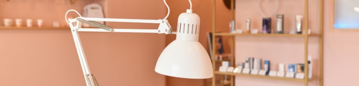 Lampa kosmetyczna na biurko – 5 godnych polecenia modeli