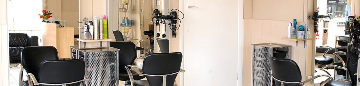 Jak stworzyć minimalistyczną i elegancką aranżację w salonie fryzjerskim?